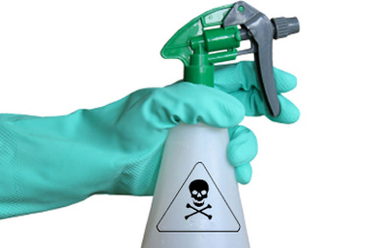 La mayoría de productos de limpieza usan compuestos muy agresivos para nuestra salud, trata de evitarlos con limpiadores alternativos.